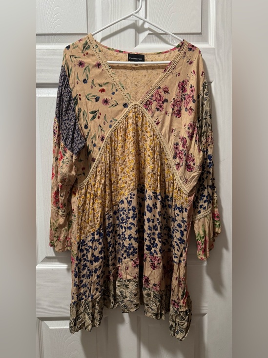 Tops - Women's Patchwork Floral V-Neck Tunic Top in Beige